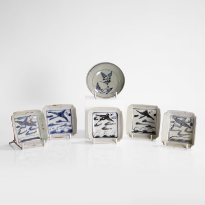 Lot 48 - A Chinese blue and white saucer