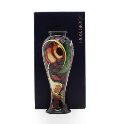Lot 285 - A Moorcroft pottery 'Queen's Choice' pattern vase
