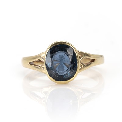 Lot 115 - A 9ct gold sapphire doublet ring