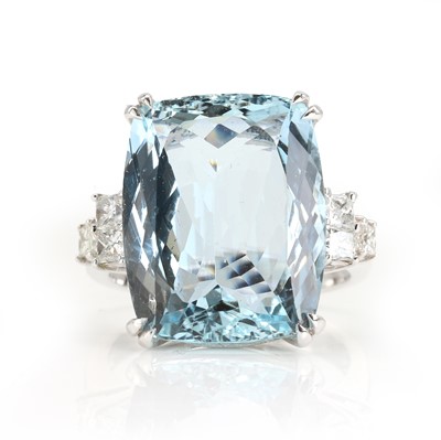 Lot 269 - An aquamarine and diamond ring