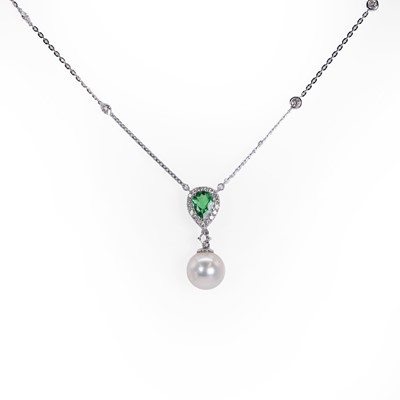 Lot 164 - A white gold cultured pearl and tsavorite garnet drop necklace
