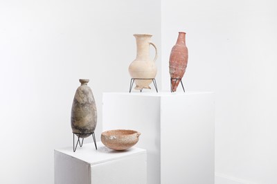 Lot 373 - A group of pottery items