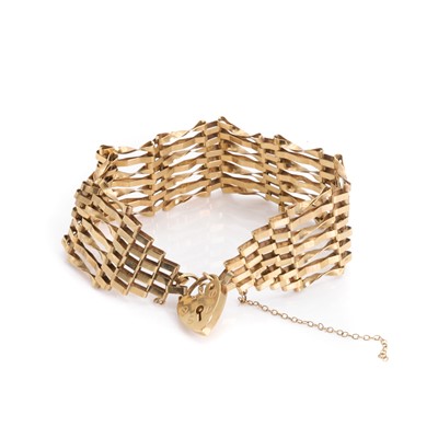 Lot 362 - A 9ct gold gate bracelet