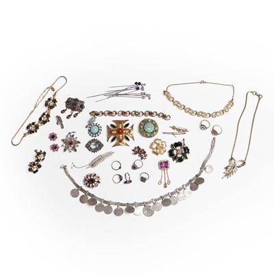 Lot 338 - A collection of gold, silver and vintage costume jewellery