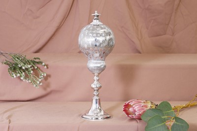 Lot 330 - An Elizabeth II commemorative silver cup and cover