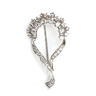 Lot 132 - An 18ct white gold diamond spray brooch/pendant