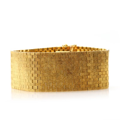Lot 118 - A gold strap bracelet