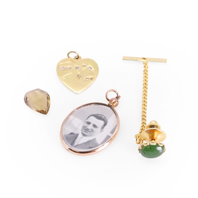 Lot 286 - A small group of gold and costume jewellery
