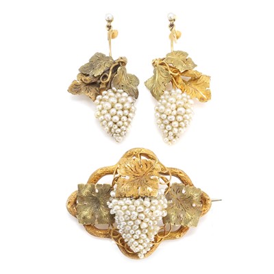 Lot 11 - An early Victorian two-tone gold and seed pearl brooch and earring set