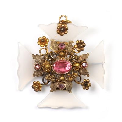 Lot 1 - A Georgian chalcedony Maltese cross pendant/brooch, c.1830