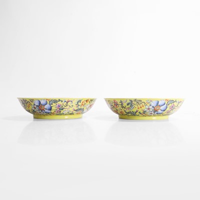 Lot 617 - A pair of Chinese famille rose plates