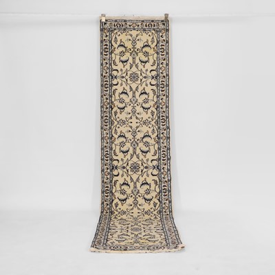 Lot 610 - A Nain runner