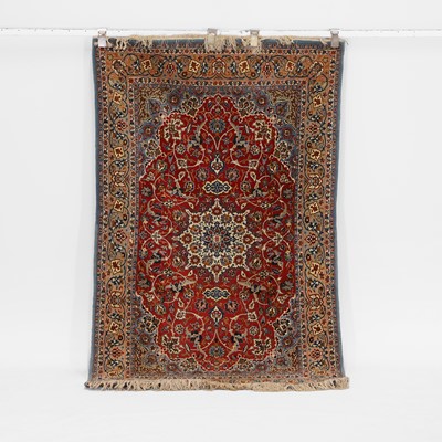 Lot 514 - A wool carpet