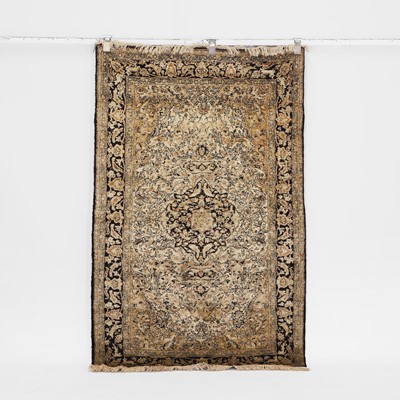 Lot 384 - A wool rug