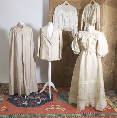 Lot 528 - A collection of summer clothing