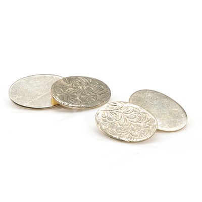 Lot 382 - A pair of 9ct gold chain link cufflinks