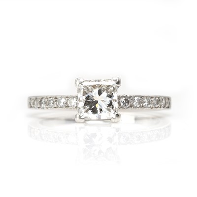 Lot 220 - A platinum and diamond ring