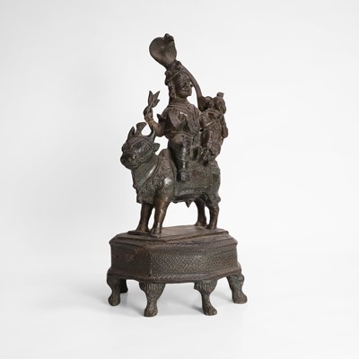 Lot 86 - A bronze figural group