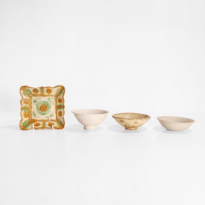 Lot 73 - A collection of Chinese pottery bowls