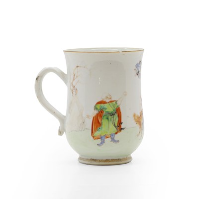 Lot 242 - A Chinese export porcelain mug