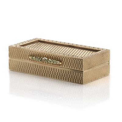 Lot 322 - A 9ct gold snuff box