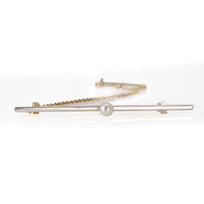 Lot 48 - An 18ct gold seed pearl bar brooch