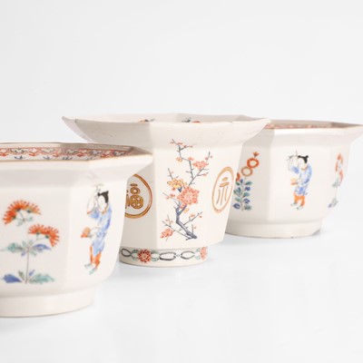 Lot 33 - A pair of Japanese Kakiemon-type bowls