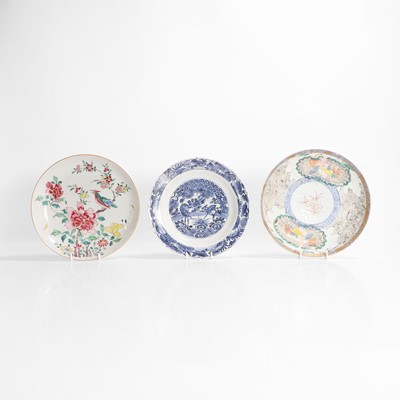 Lot 57 - A collection of three Chinese plates