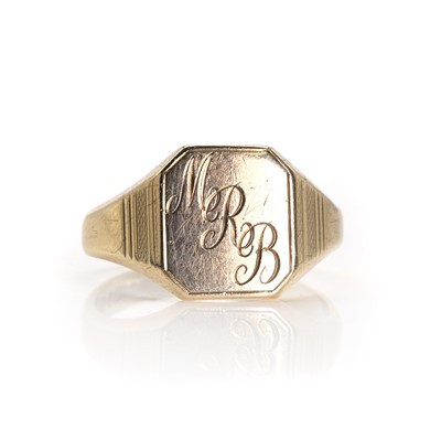 Lot 367 - A 9ct gold signet ring