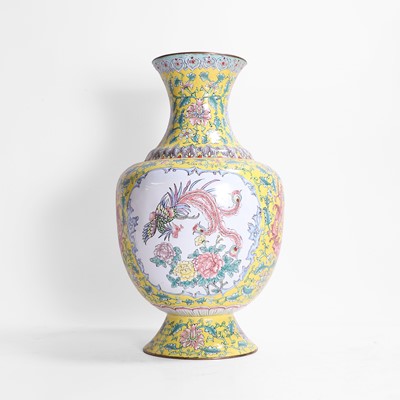 Lot 562 - A Chinese painted enamelled vase