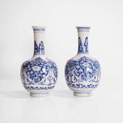 Lot 515 - A pair of Chinese blue and white vases