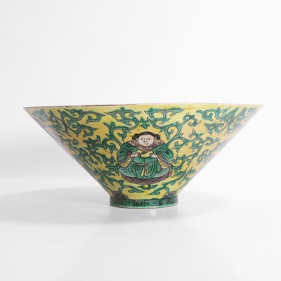 Lot 599 - A Chinese sancai-glazed bowl