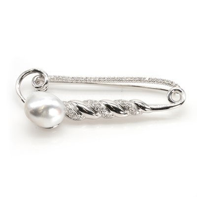 Lot 174 - A pearl and diamond brooch