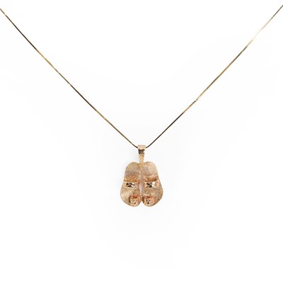 Lot 166 - A novelty pendant