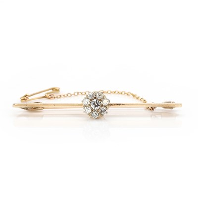 Lot 62 - An early 20th century diamond bar brooch