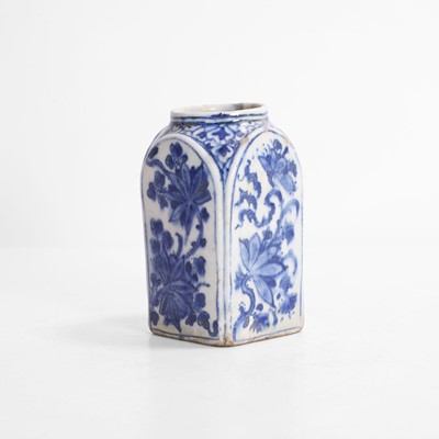 Lot 430 - A porcelain blue and white vase