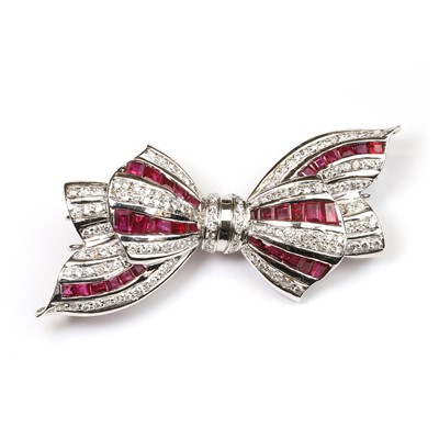 Lot 100 - A ruby and diamond brooch/clasp
