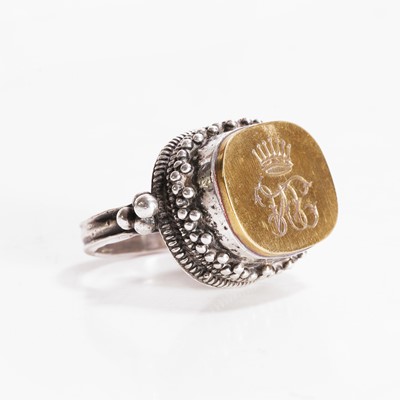 Lot 461 - An Anglo-Indian silver and gilt-metal ring