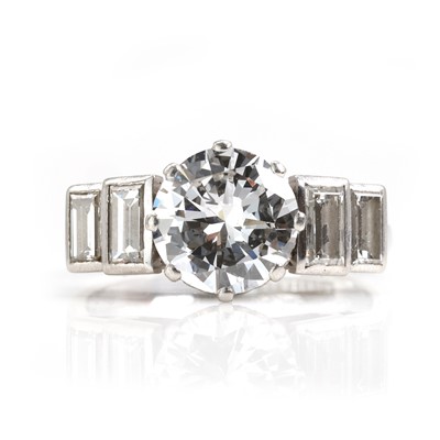 Lot 90 - A platinum and diamond ring