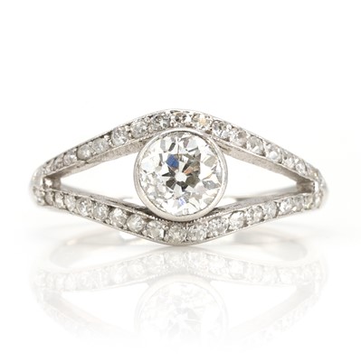 Lot 133 - A platinum and diamond ring