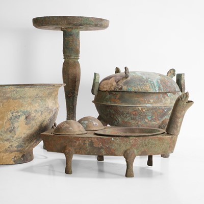 Lot 337 - A collection of Chinese bronzes