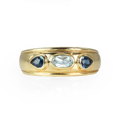 Lot 114 - A 9ct gold aquamarine and sapphire ring