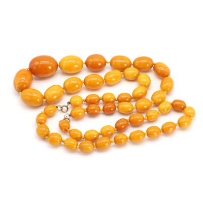 Lot 107 - A vintage butterscotch amber bead necklace