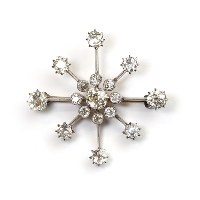 Lot 45 - An Edwardian diamond cluster brooch