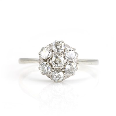 Lot 81 - An early 20th century diamond floral cluster ring
