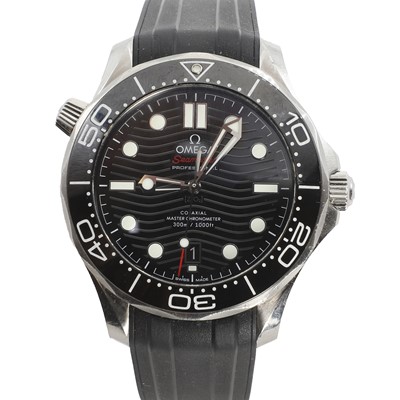 Lot 377 - A stainless steel Omega Seamaster Professional automatic strap watch