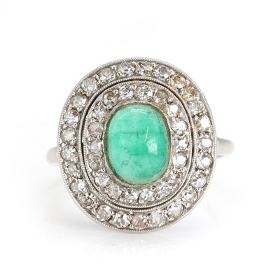 Lot 260 - An emerald and diamond cluster ring