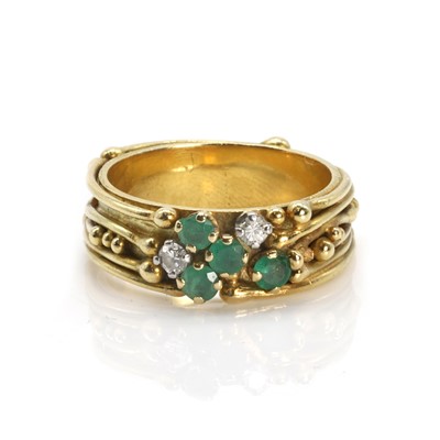 Lot 153 - An emerald and diamond band ring