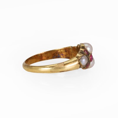 Lot 9 - An antique split pearl and ruby ring