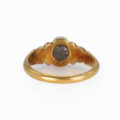 Lot 9 - An antique split pearl and ruby ring